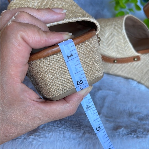 Elegant Tan and Cream Wedge Sandals - Picture 6 of 8